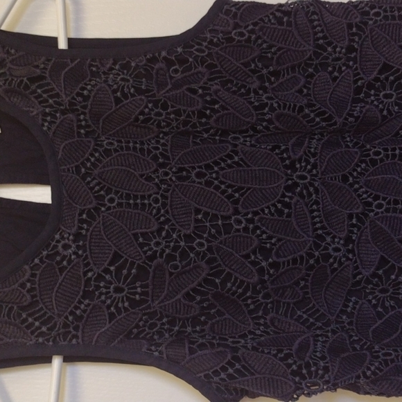 𝅺LOFT sleeveless lace front overlay top - Picture 3 of 4